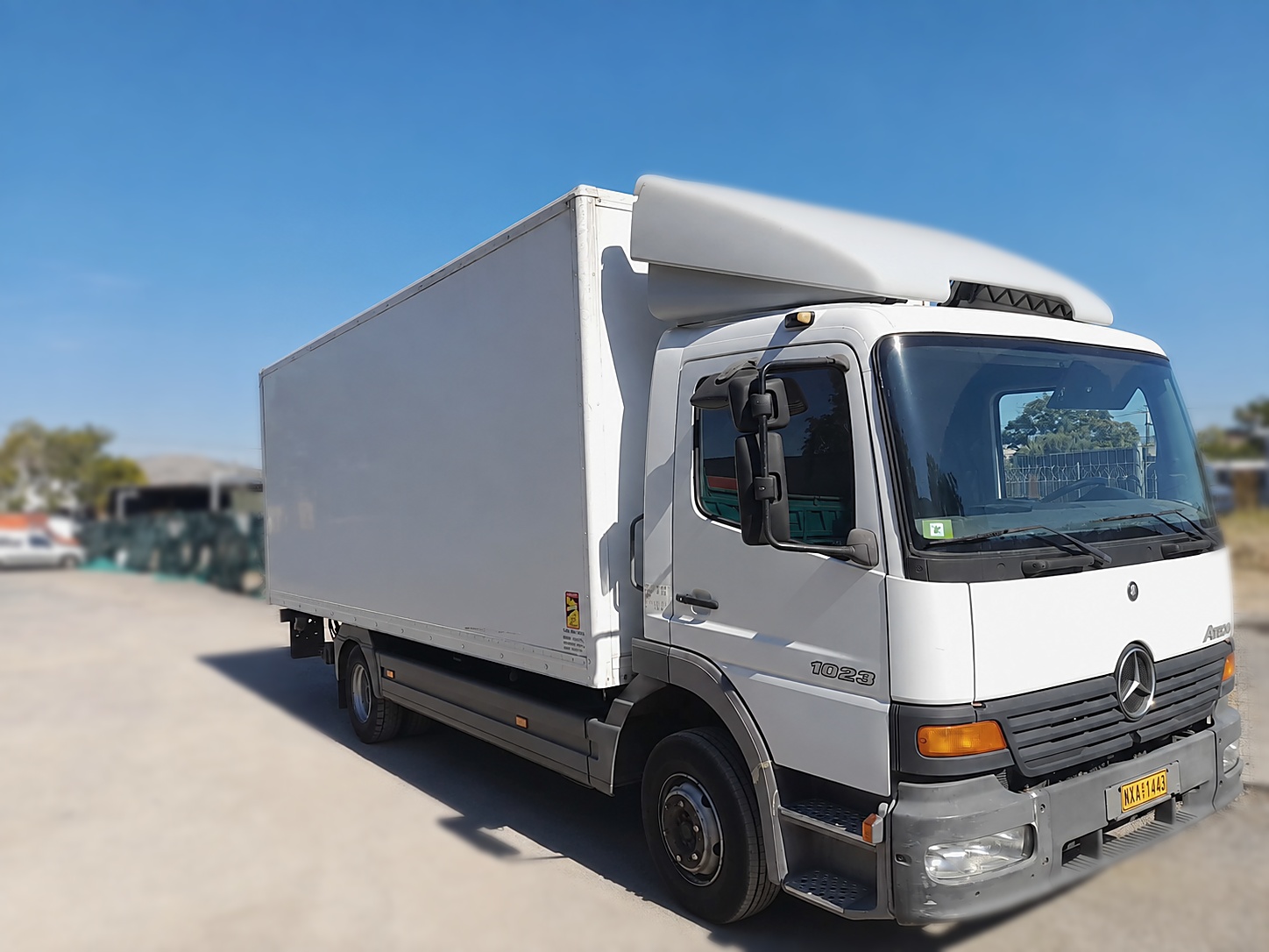 Το φορτηγό Mercedes Atego με κλειστή κόφα